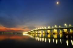 琵琶湖大橋と月