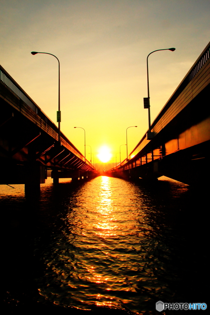 夕陽に染まる琵琶湖大橋