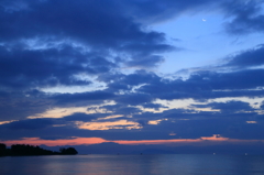 夜明けの月
