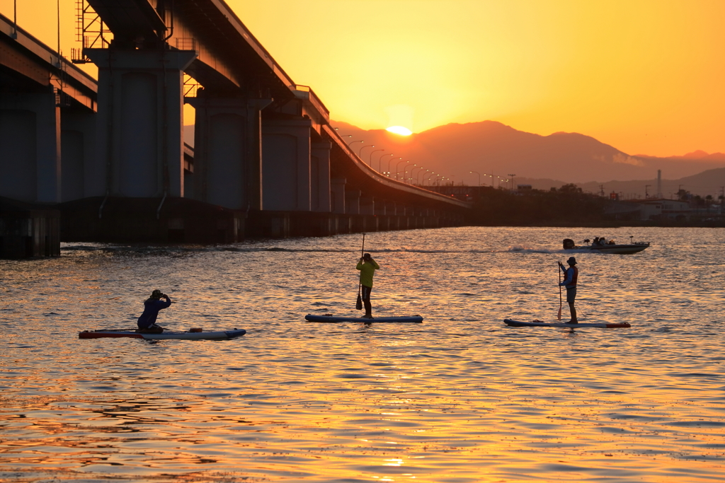 琵琶湖大橋の朝陽