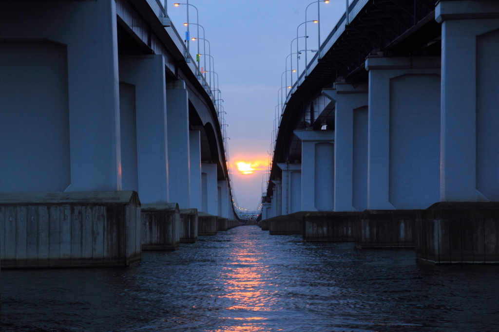 橋の間に昇る日