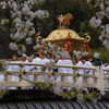 橋を渡る