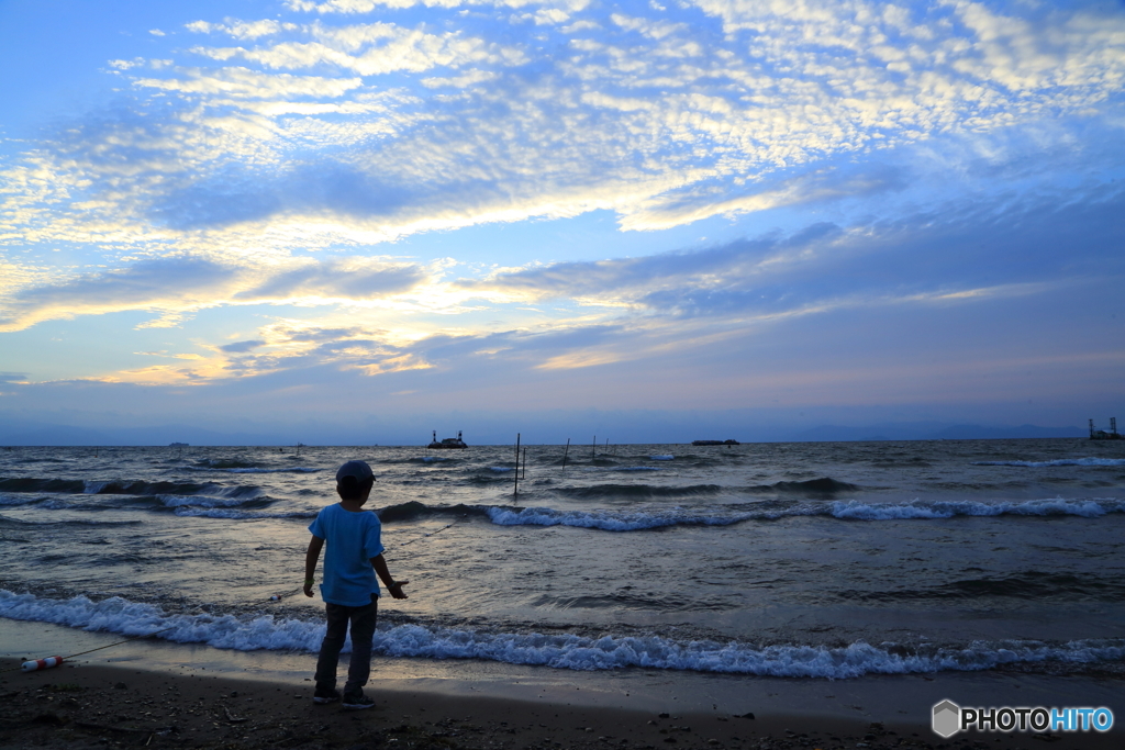 琵琶湖と少年