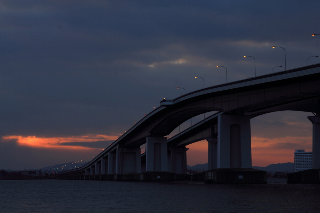 夜明けの琵琶湖大橋