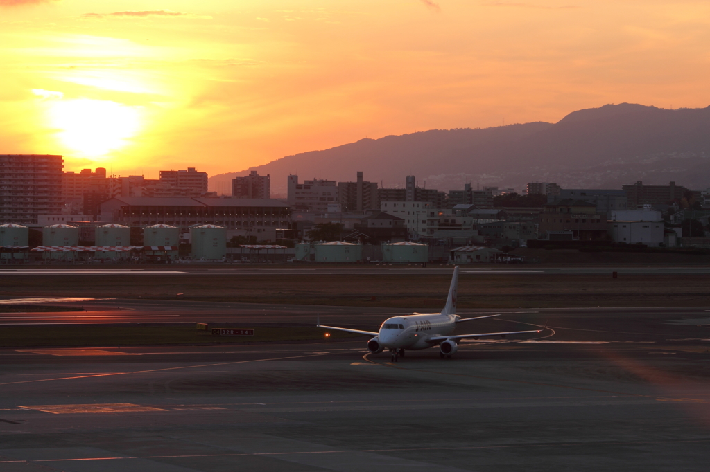夕日の空港