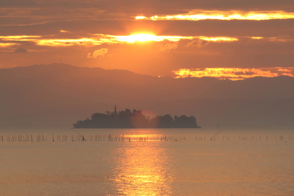 多景島に落ちる陽