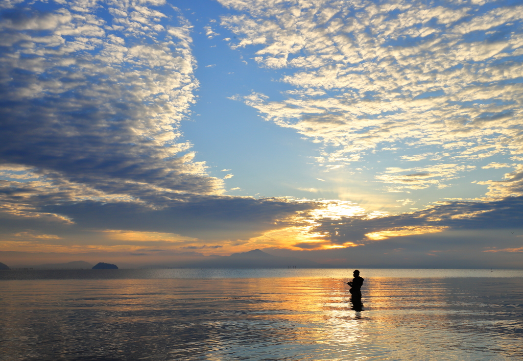 大空と湖の間に