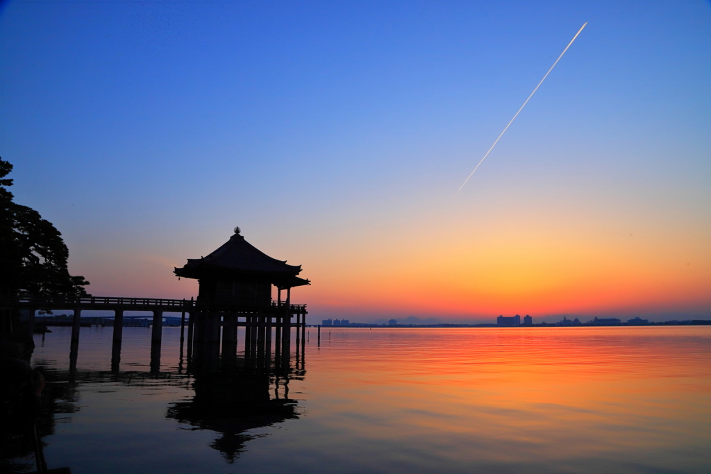 浮御堂の夜明け