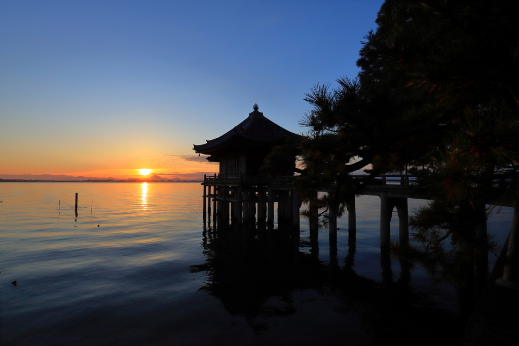 浮御堂の朝陽