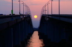 琵琶湖大橋と朝日
