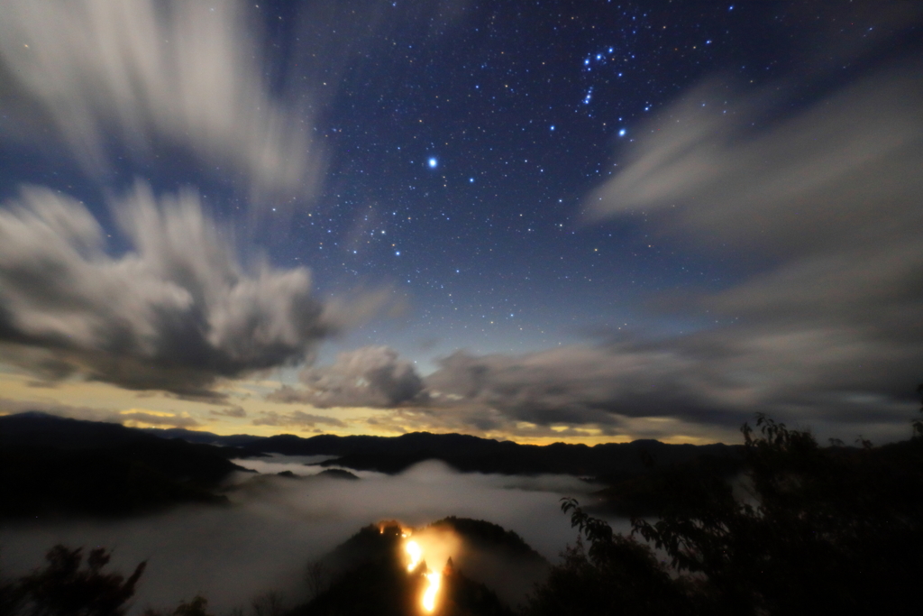 流れる雲の隙間より