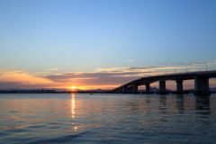 琵琶湖大橋と朝陽