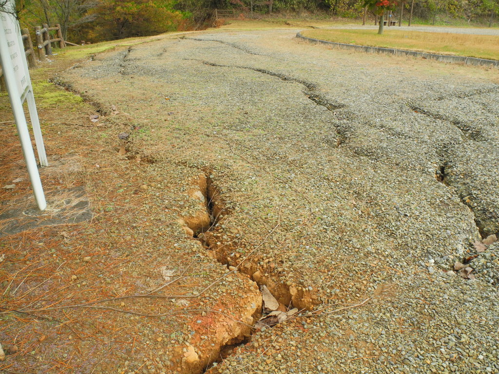 東日本大震災時の地割れ