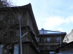 北温泉を見上げて