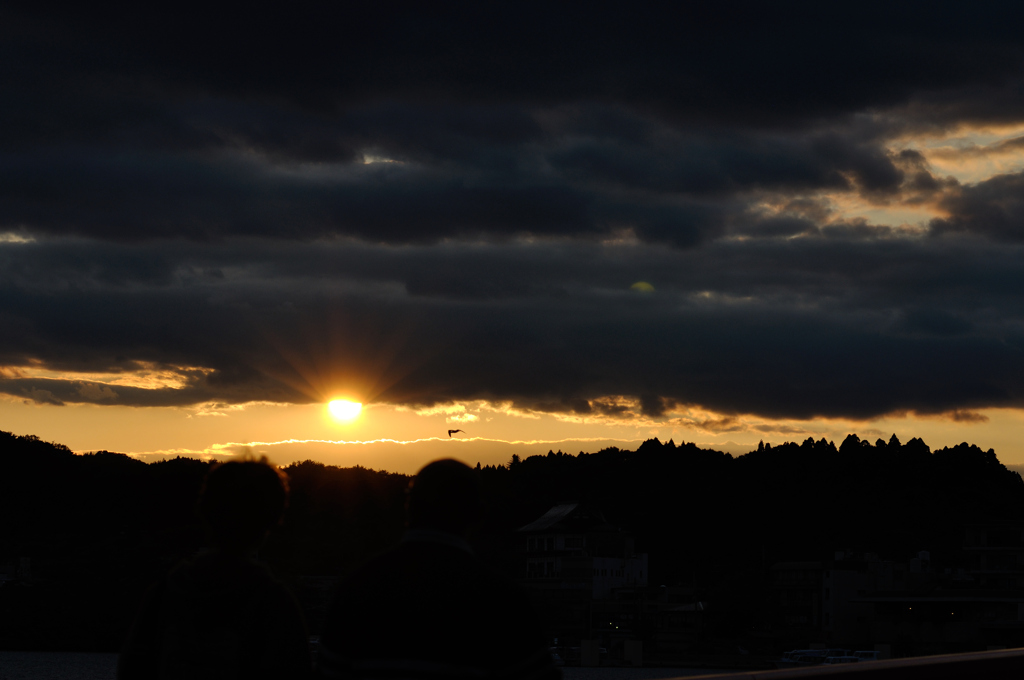 夕日を見つめて