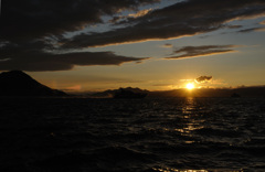 夕陽と高速艇