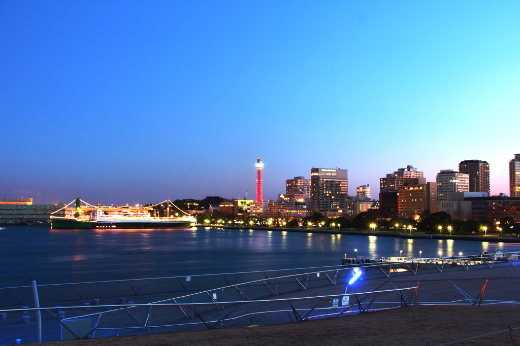 氷川丸とマリンタワーの見える風景