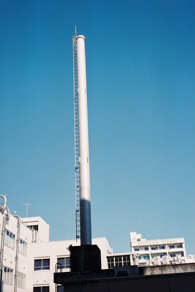 歪んだ構図の煙突