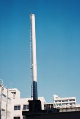 歪んだ構図の煙突