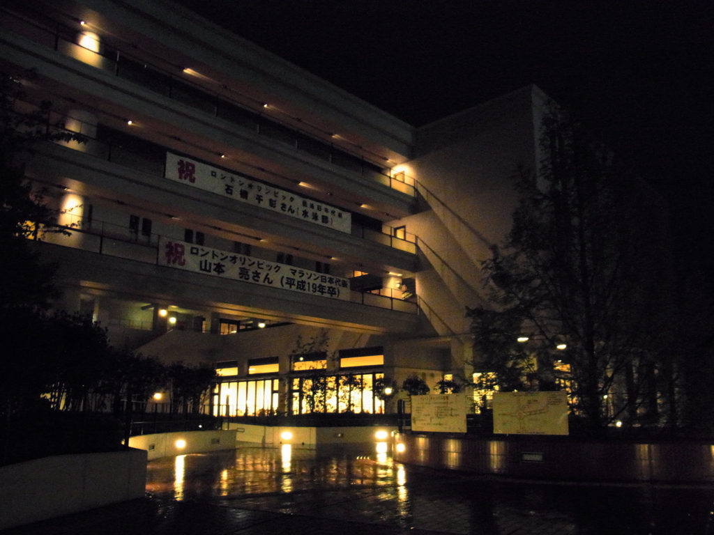 雨夜の大学