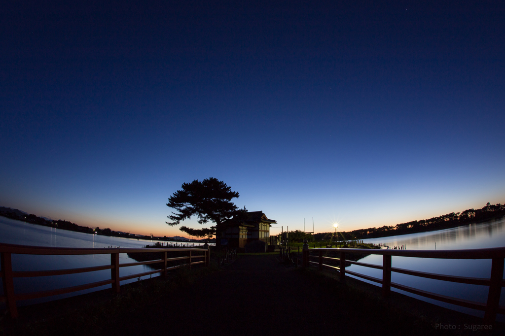 夜明けの浮島弁財天