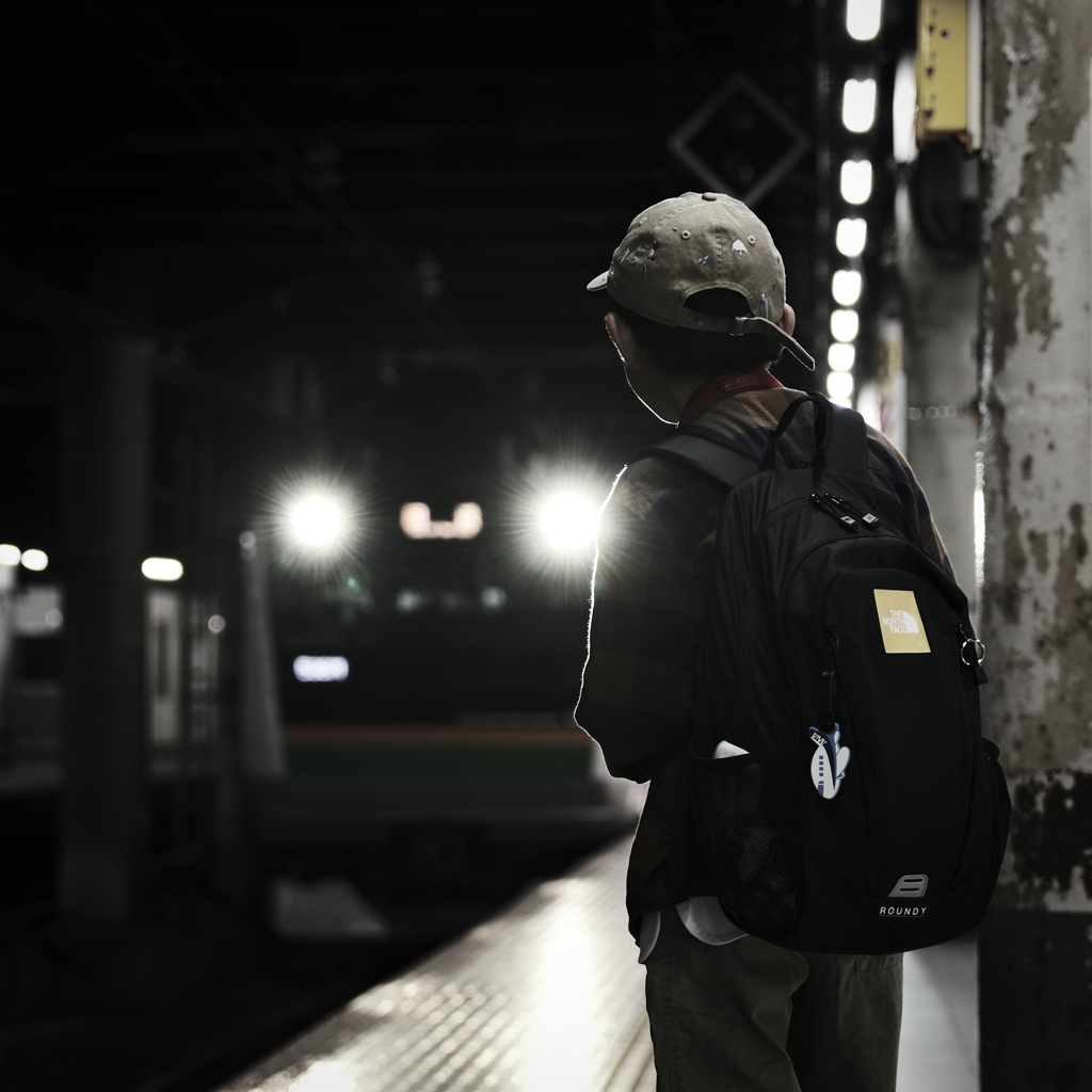 電車を待つ
