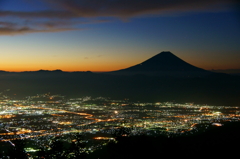 夜が明ける、見守る富士