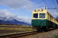 美しき山を背景に走る