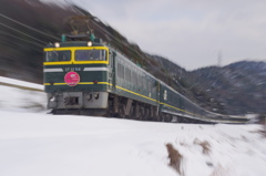 雪の上を疾走するトワイライト