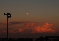 月と夕焼け