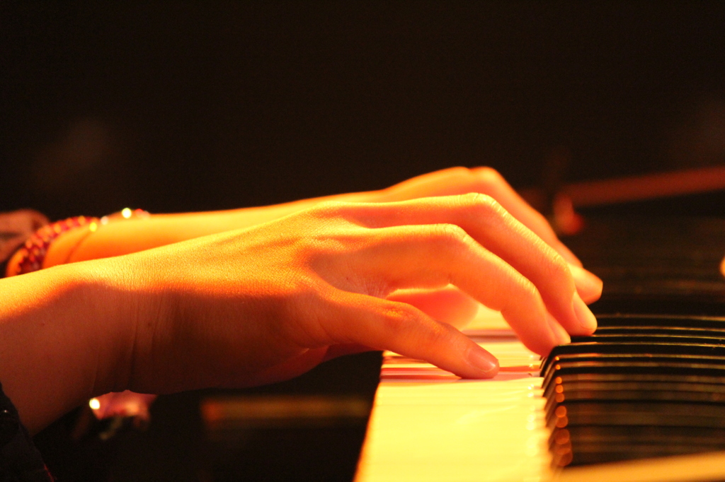 奏でる手　piano1