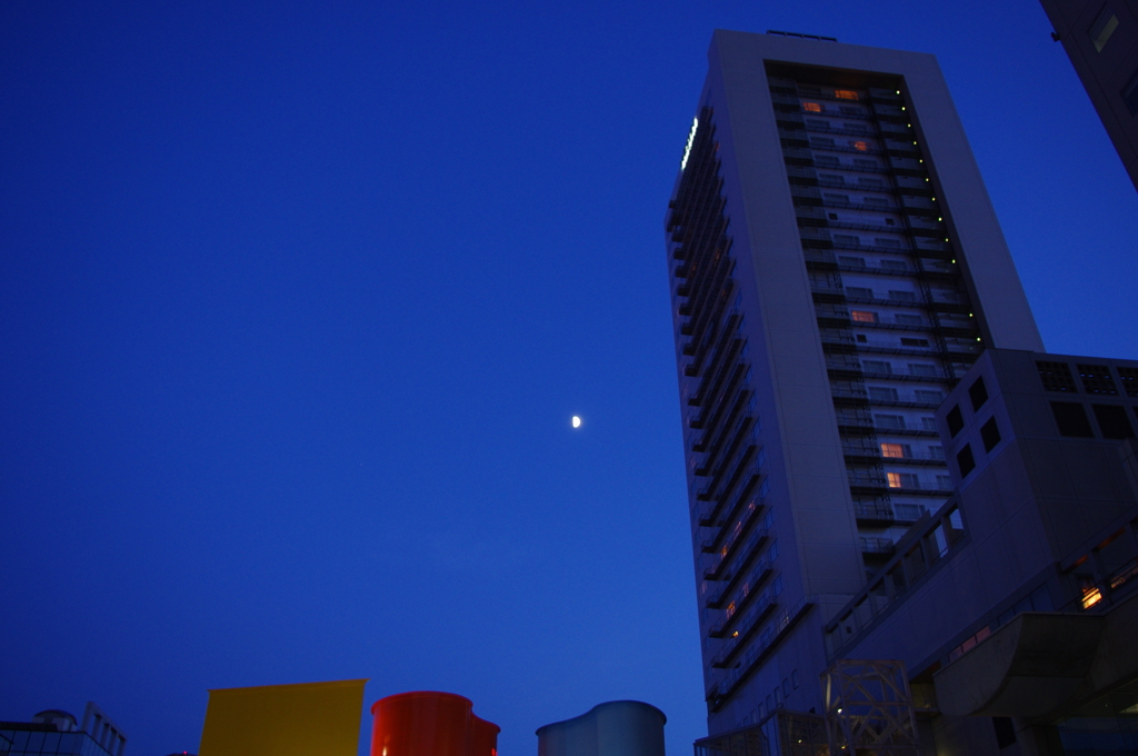 いつかこの最上階でこの月を見てやるぞ！