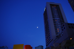 いつかこの最上階でこの月を見てやるぞ！