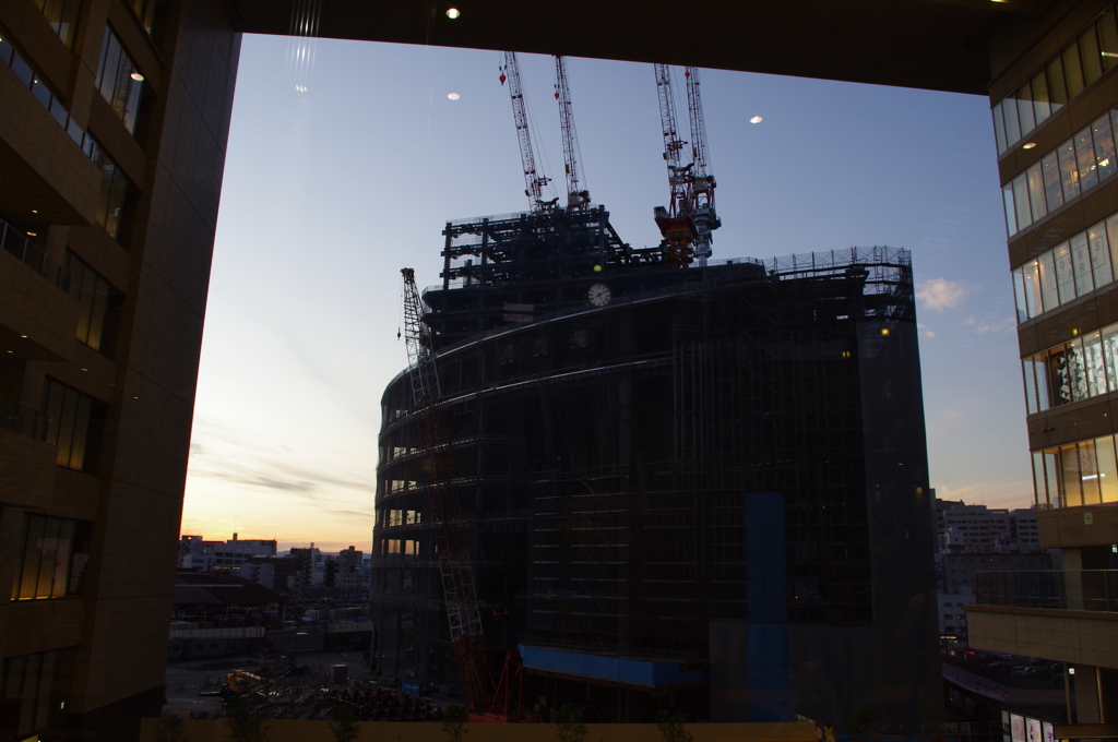 ビルの前にビル！？