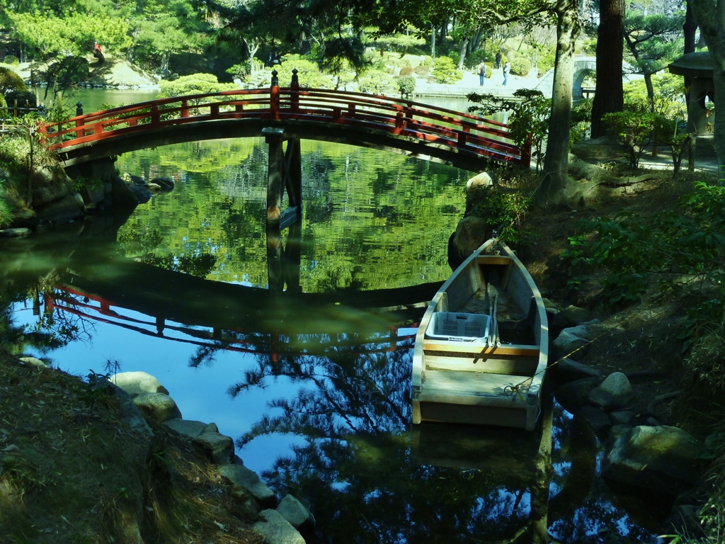 池に浮かぶ船