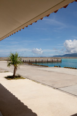 鳩間島、港前。