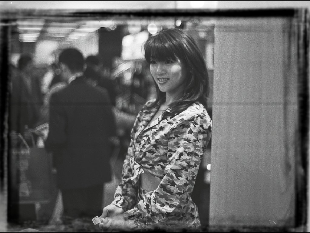 人形を持ったレ－スクィ－ン