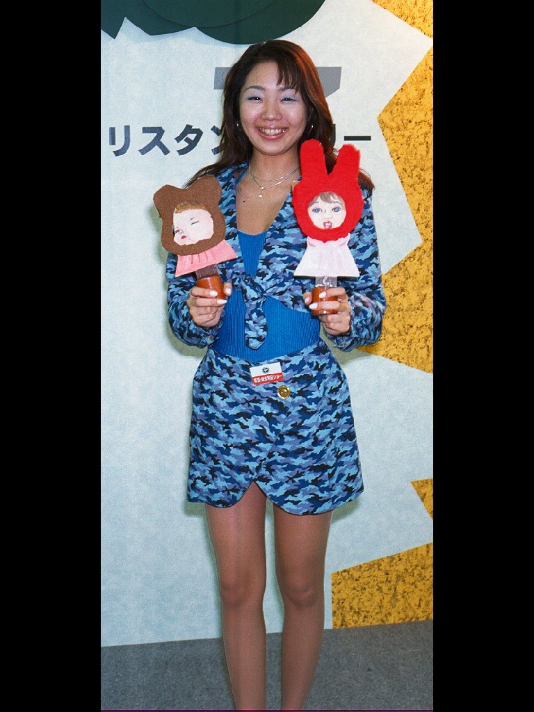 人形を持ったレ－スクイ－ン