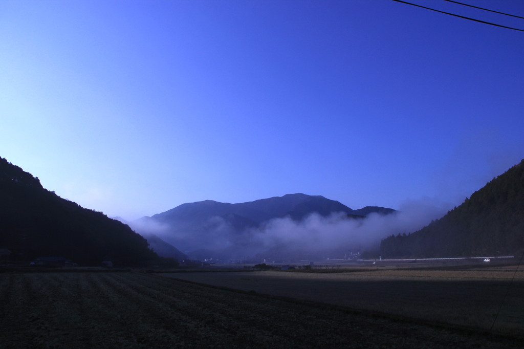 流れる