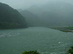 梅雨３　山霞む豪雨
