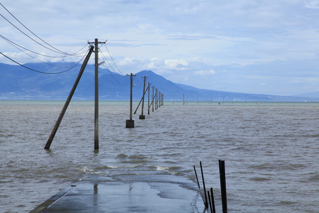 海に沈む道