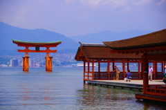 青い海と赤い鳥居