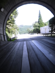 トンネルの向こうには