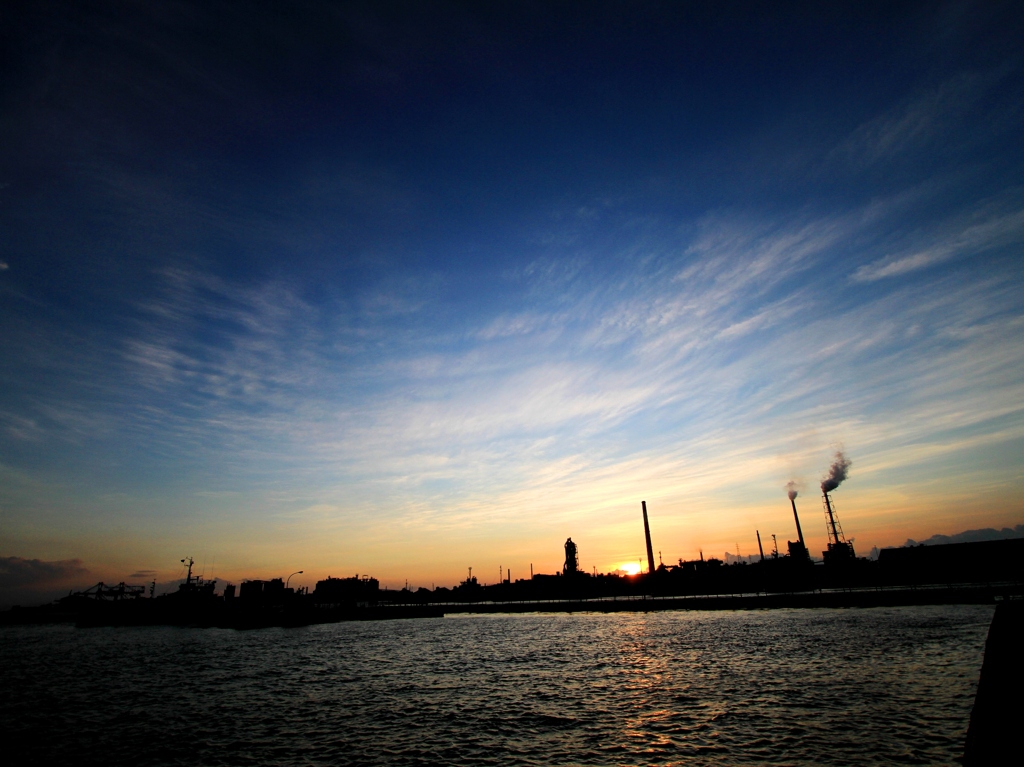 工場に沈む夕日