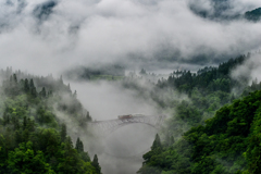 雲と川靄のあいだ