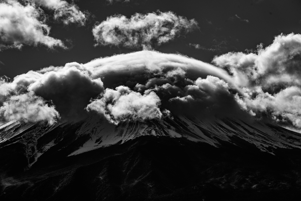 雲と戯れる富士
