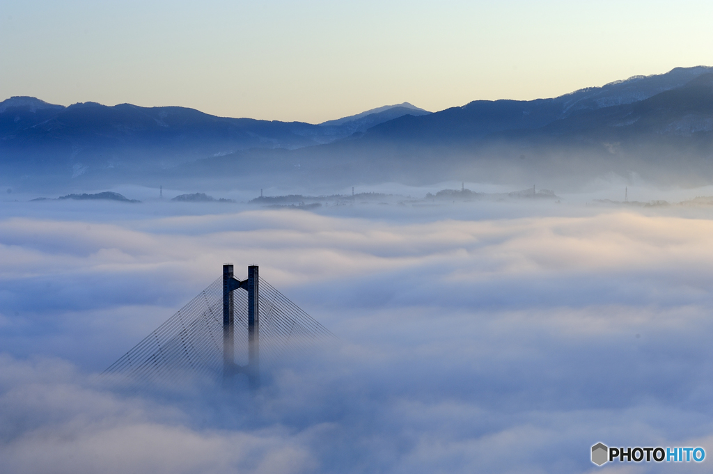 霧に架かる橋