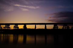 夕日の中に架かる橋