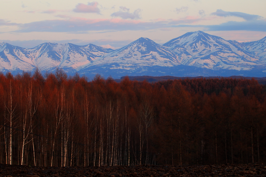 残雪の夕景