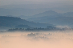 朝霧に霞む丘
